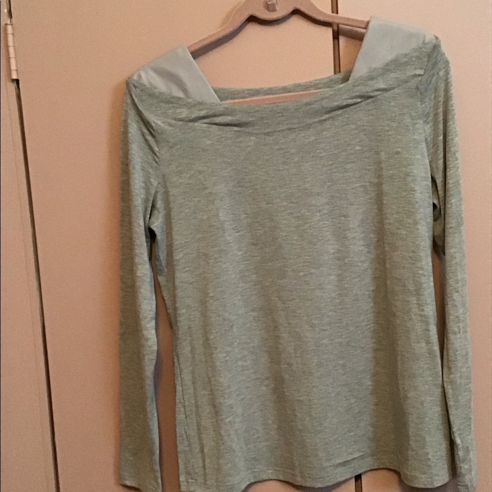 Unique neck line like no sleeve tee